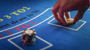 Studio live dealer Evolution Gaming dengan dealer profesional dan kamera multi-sudut